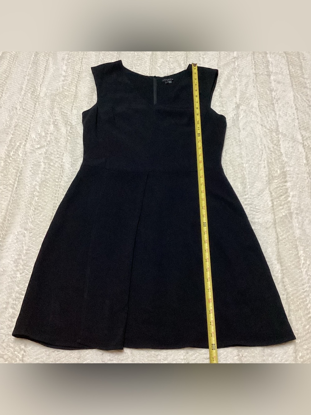 Women’s Theory Sz 8 Black subtly pleated front panel Zip Back Dress